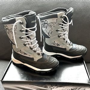 NWOT. BRP Ski-Doo Lady Rebel snowmobile boots.